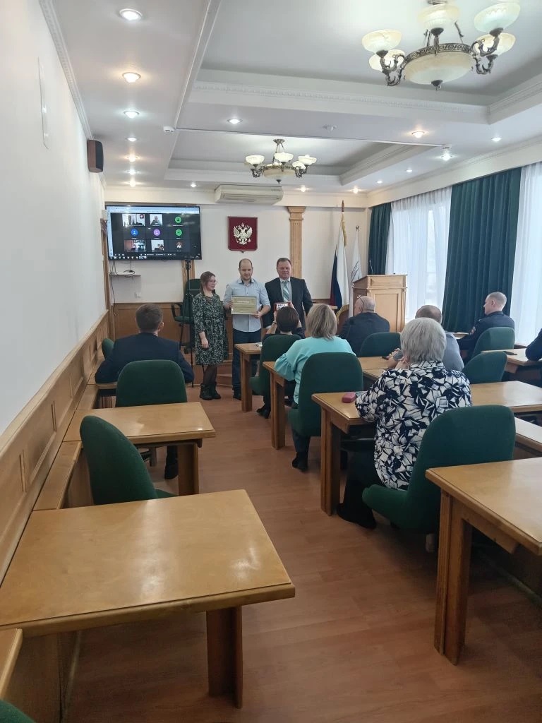 Вручил сертификат на предоставление социальной выплаты на строительство жилого дома.